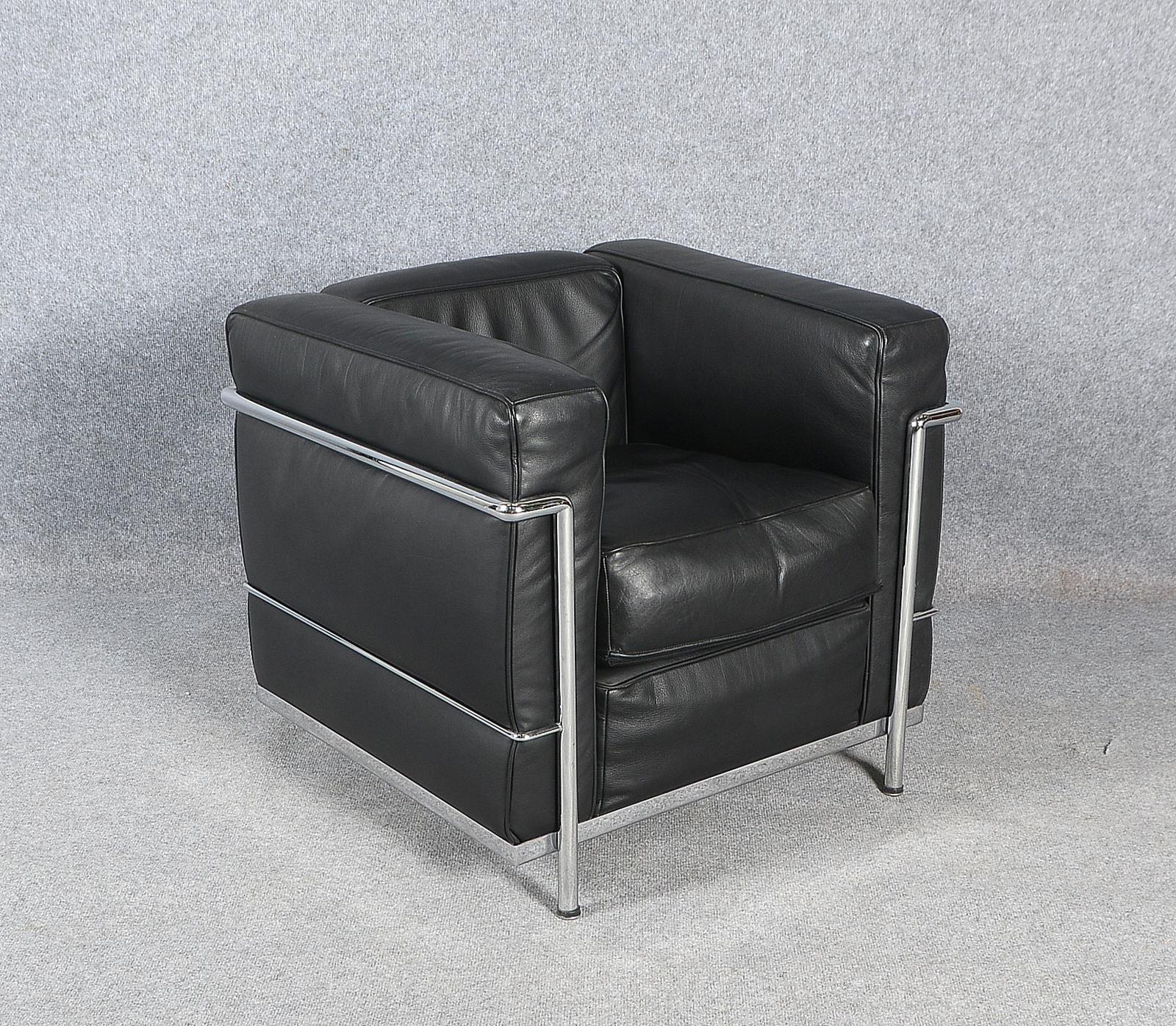 Designer-Loungesessel (nach Le Corbusiers 'LC2'), verchromtes Metall, schwarzes Leder