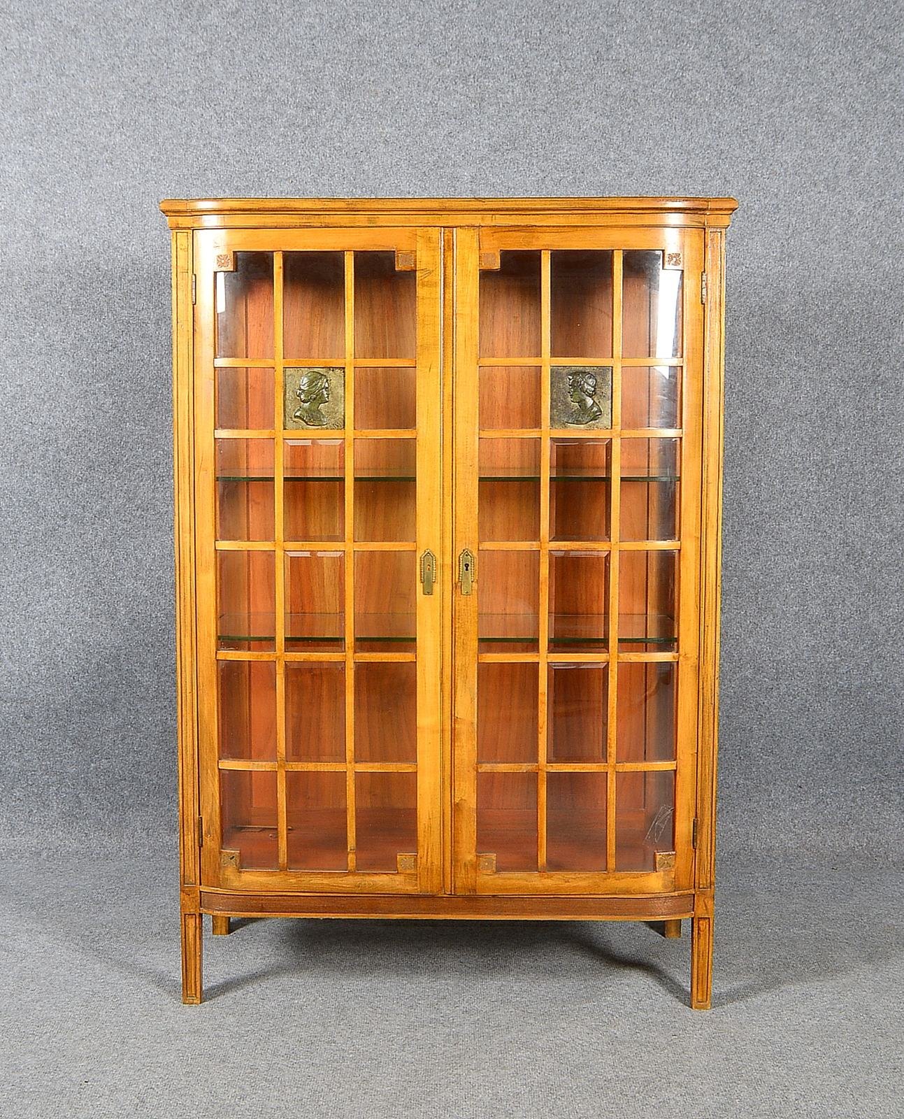 Kleiner Vitrinenschrank, Nussbaum antik, 2-türig versprosst/verglast, 2x Glasböden