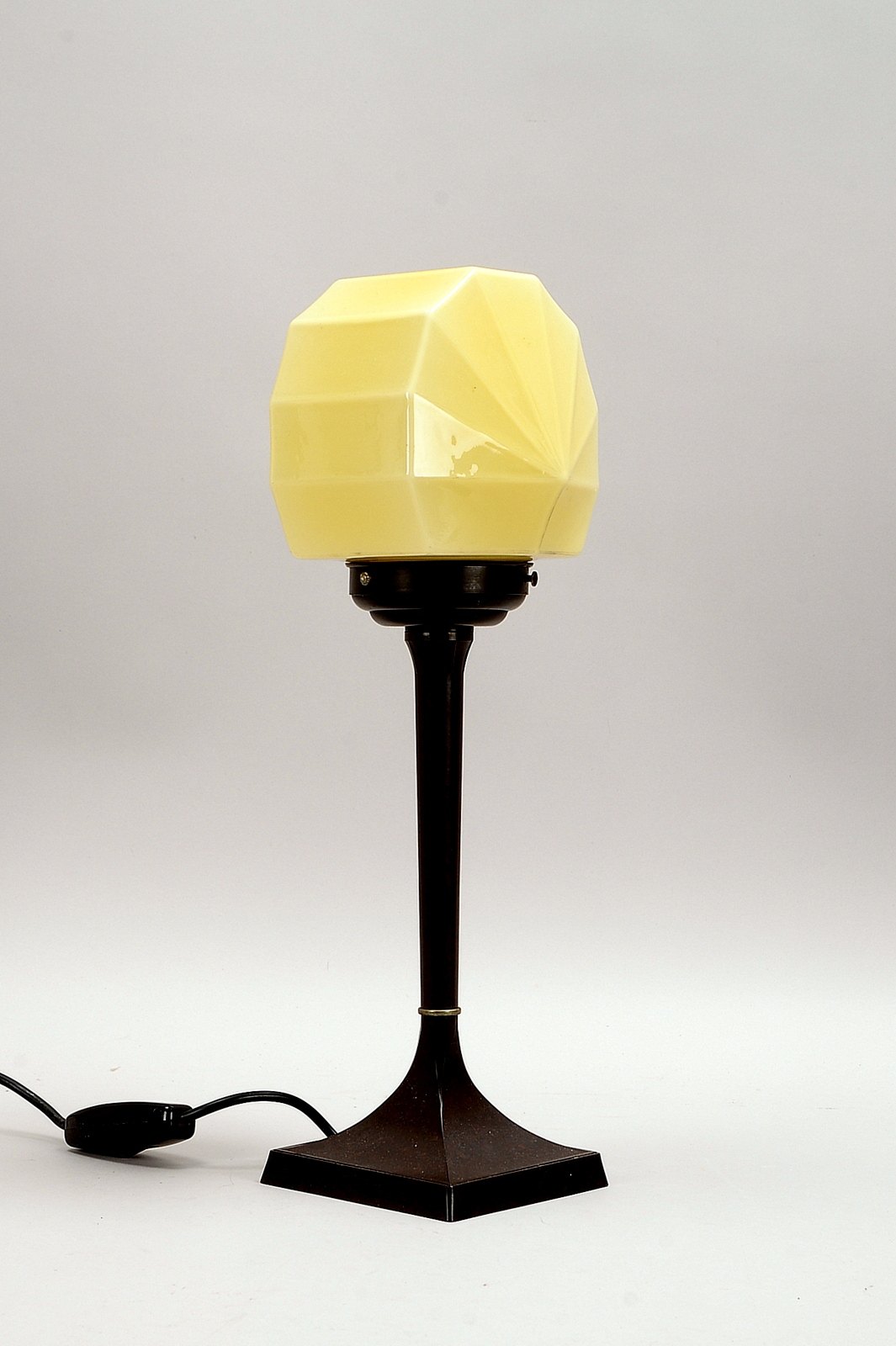 Tischlampe (Art déco - England, 1920er/1930er Jahre), Bakelit-Fuß, gelbl. Glasschirm