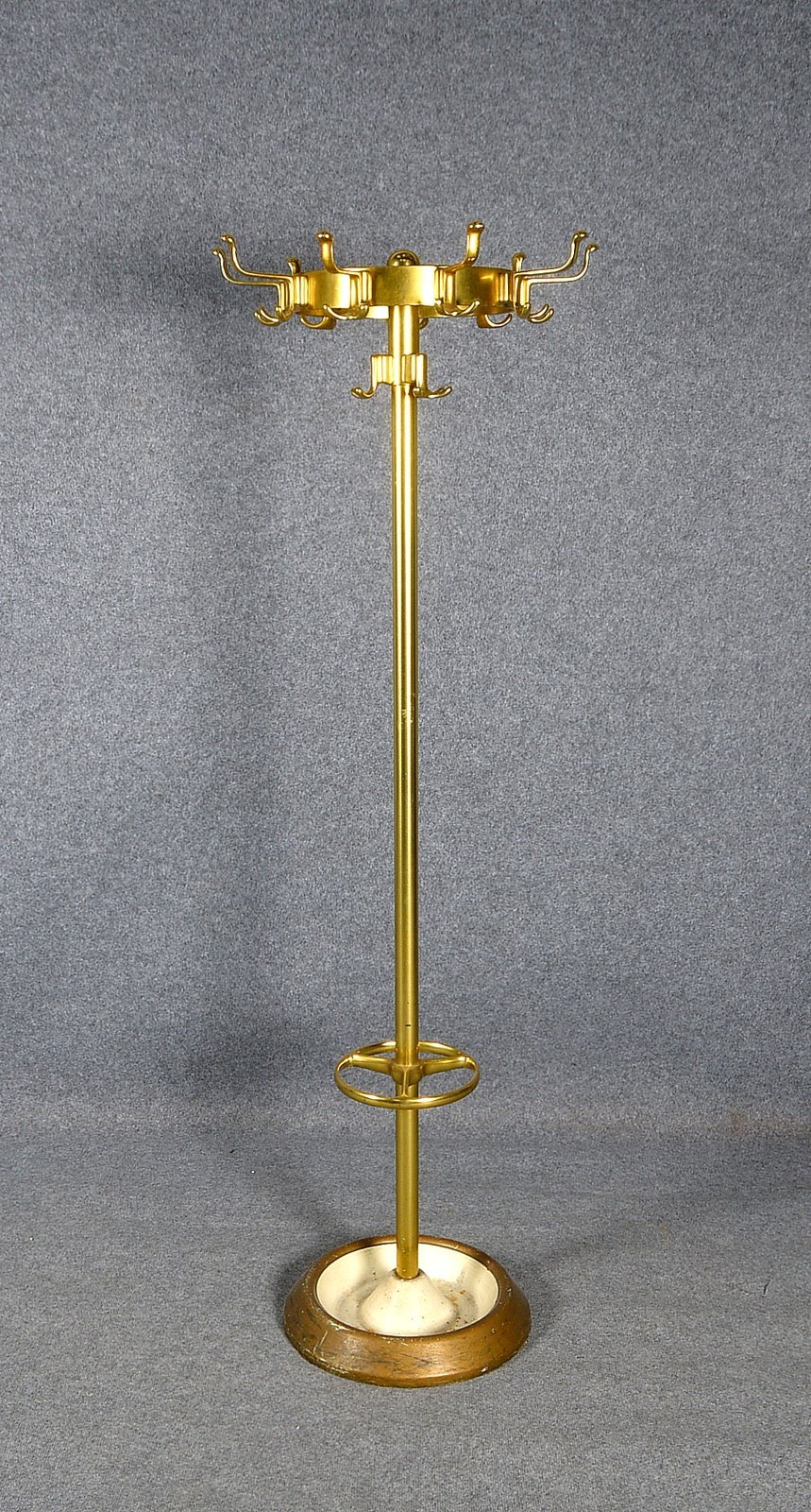 Garderobenständer (1950er/1960er J.), Messing, mit Schirmring, gelabelt; Höhe 180 cm