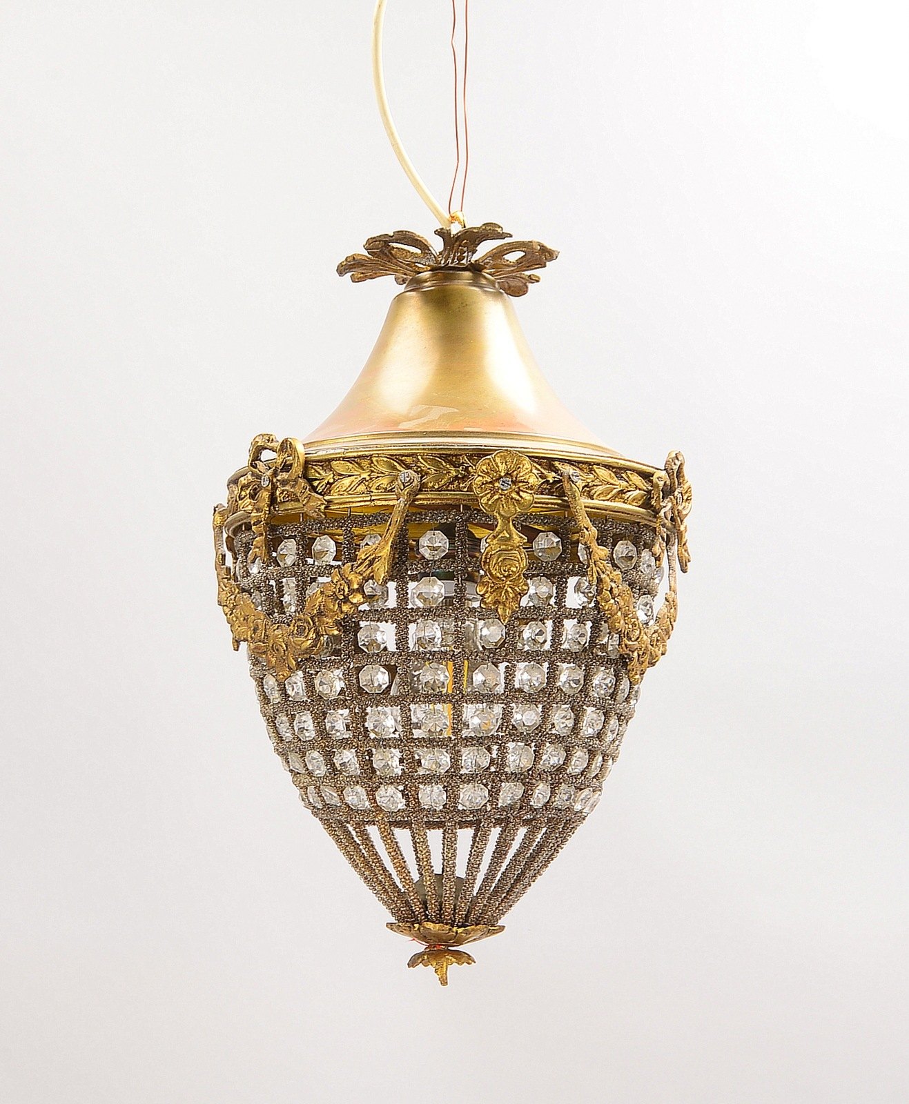 Korblüster (im Louis XVI-Stil), 1-fl., Messing-Korpus mit Kristallprismen; Ø 25 cm
