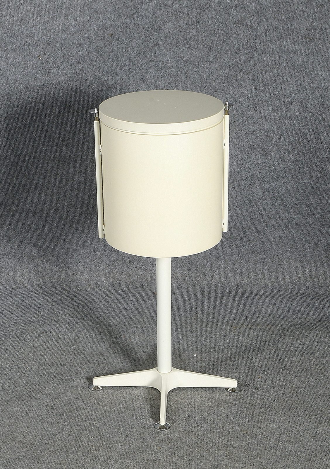 Bremshey & Co. (1960er/1970er J.), Schminktisch, trommelförmiger Korpus, Klappspiegel