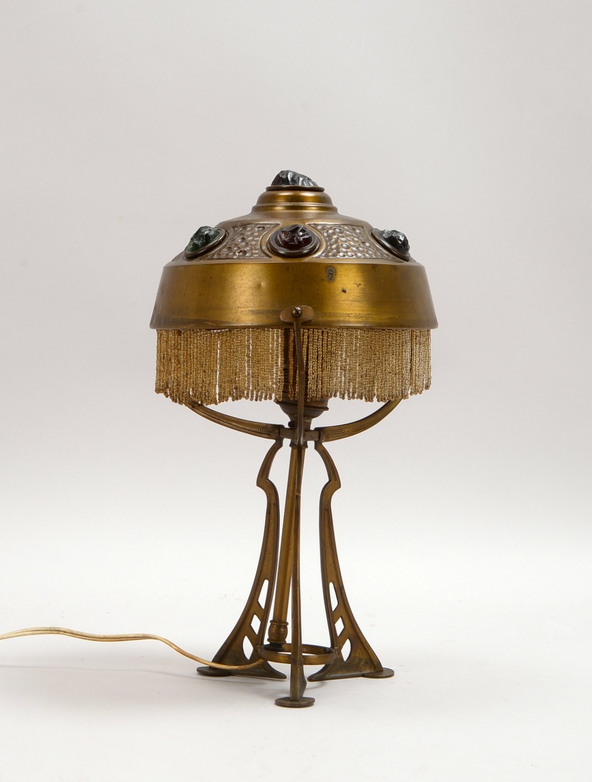 Tischlampe (Jugendstil, um 1920), 1-fl., Messing-Fuß/Schirm mit Glassteinen/Behang