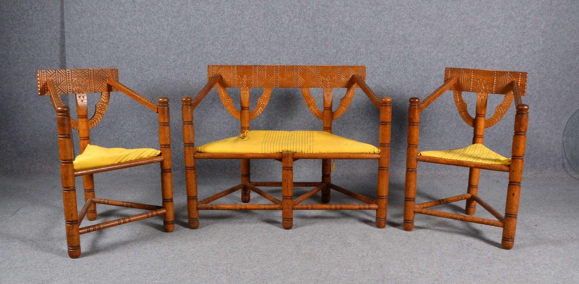 Bank und Paar Armlehnstühle (wohl Schweden), Eiche, Holz mit Kerbschnitzerei