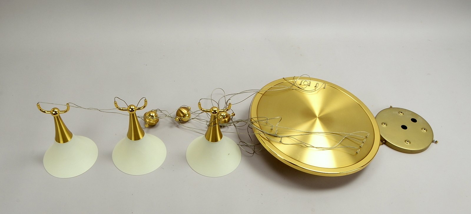 Zuglampe, 3-fl., Messing, Halogen-Leuchten mit Milchglasschirm - Höhe variabel