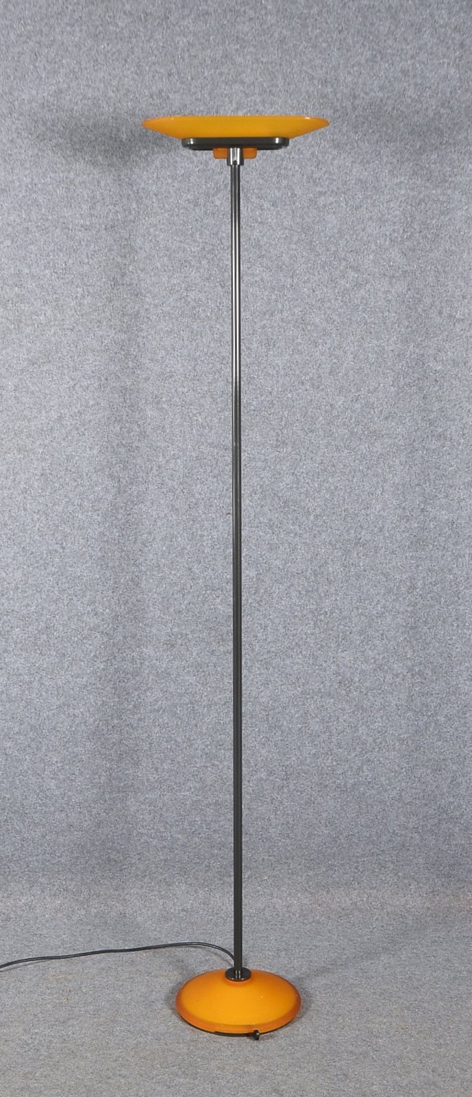 Arteluce-Stehleuchte, 'Jill A380', Metall und orangef. Glasschirm/Fuß, Entw. P. King et al.