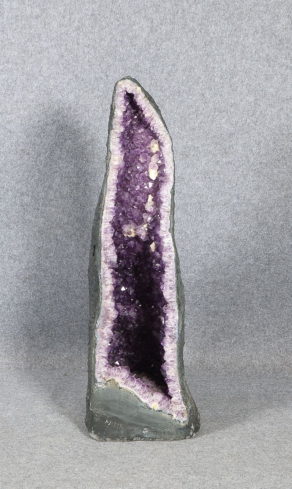 Große Amethyst-Druse, längliche Geode mit Calcit-Ummantelung, geschliffene Front