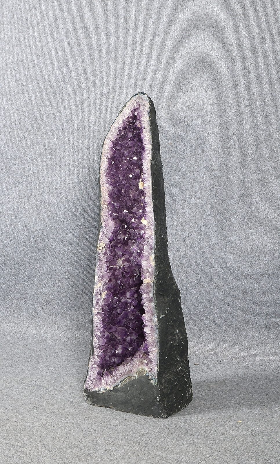 Große Amethyst-Druse, längliche Geode mit Calcit-Ummantelung, geschliffene Front