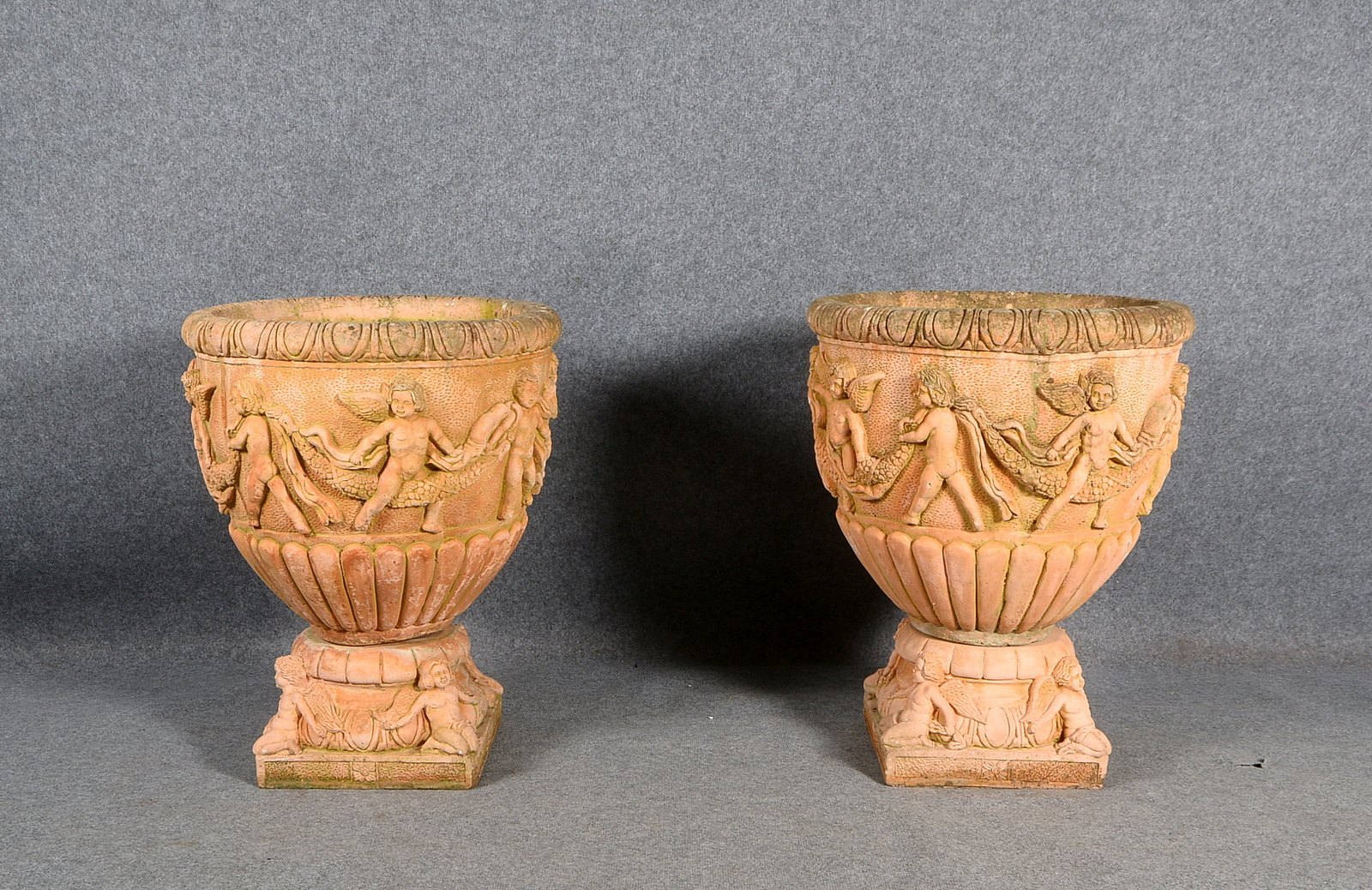 Paar großer Tontöpfe/Pflanzgefäße, Terracotta, umlaufend figürlicher 'Puttenreigen'