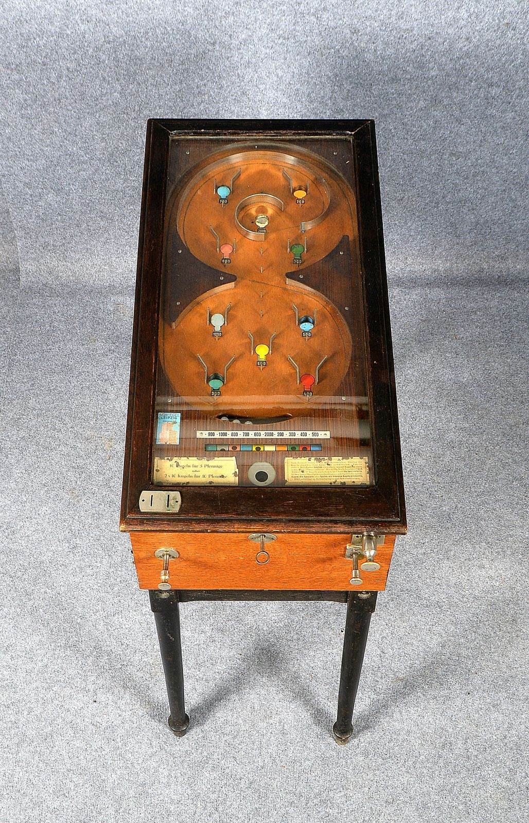 Musealer Kugelspiel-Automat (ca. 1930er J.), mechanisch, im Eichenholz-Rahmen, fkt.!