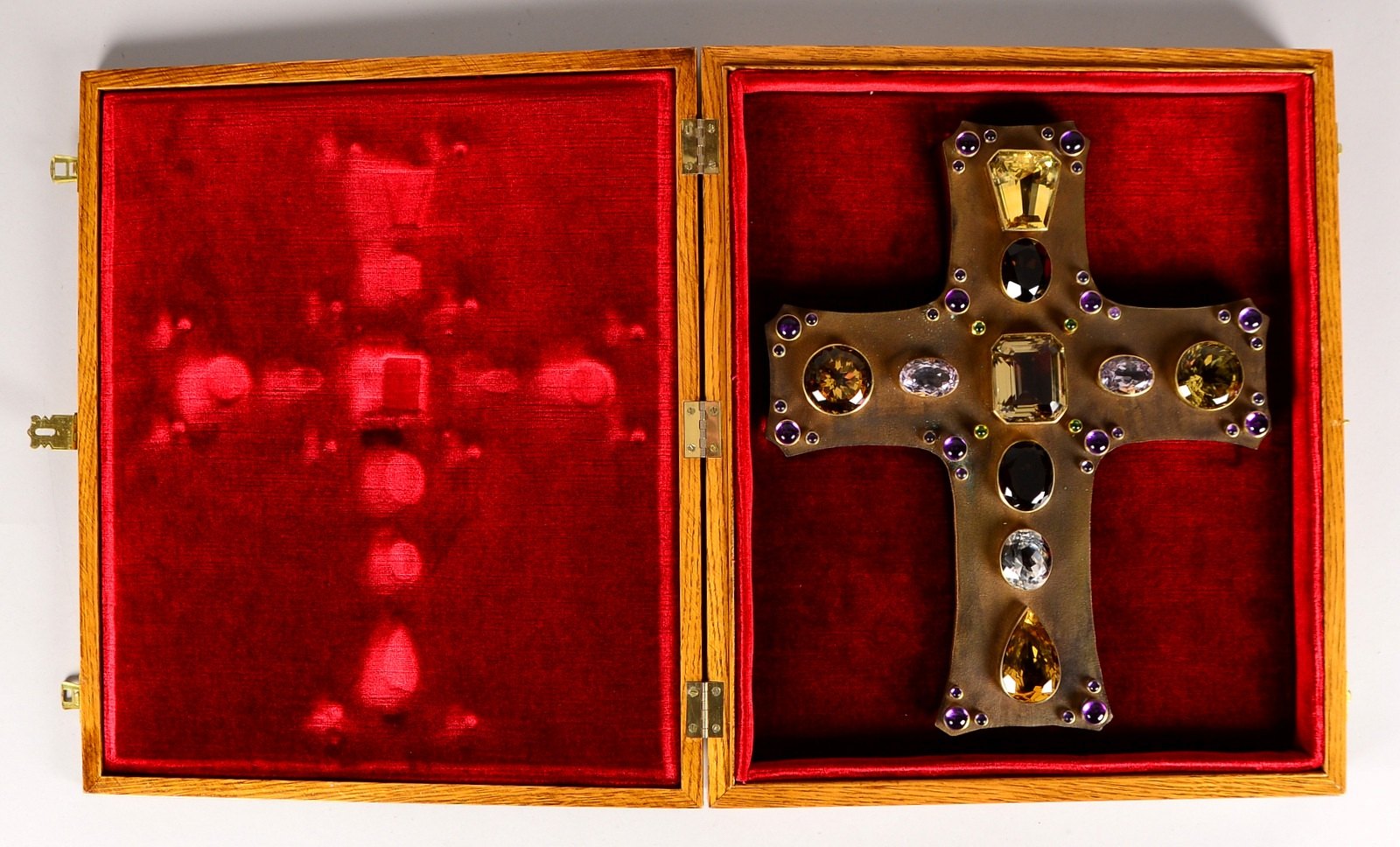 Großes Kreuz (Einzelanfert.), Bronze massiv, div. Edelsteinbesatz; in Samt-Schatulle