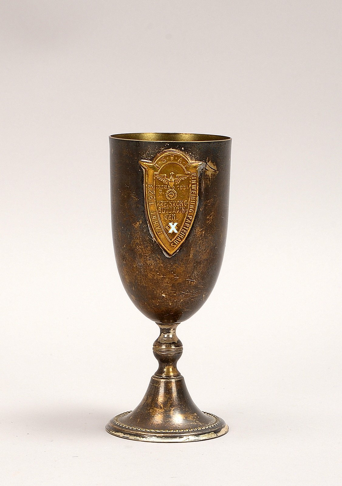 Sammler-Pokal ('NSDAP'/'III. Reich'), Metall versilbert, Bronzeplakette mit Widmung