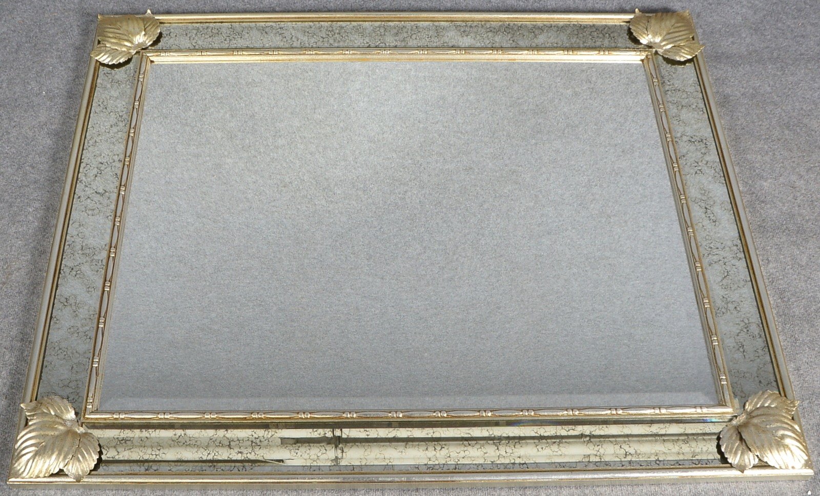 Wandspiegel, facettiertes Glas, florale Metall-Applikationen, mit Spiegelbordüre