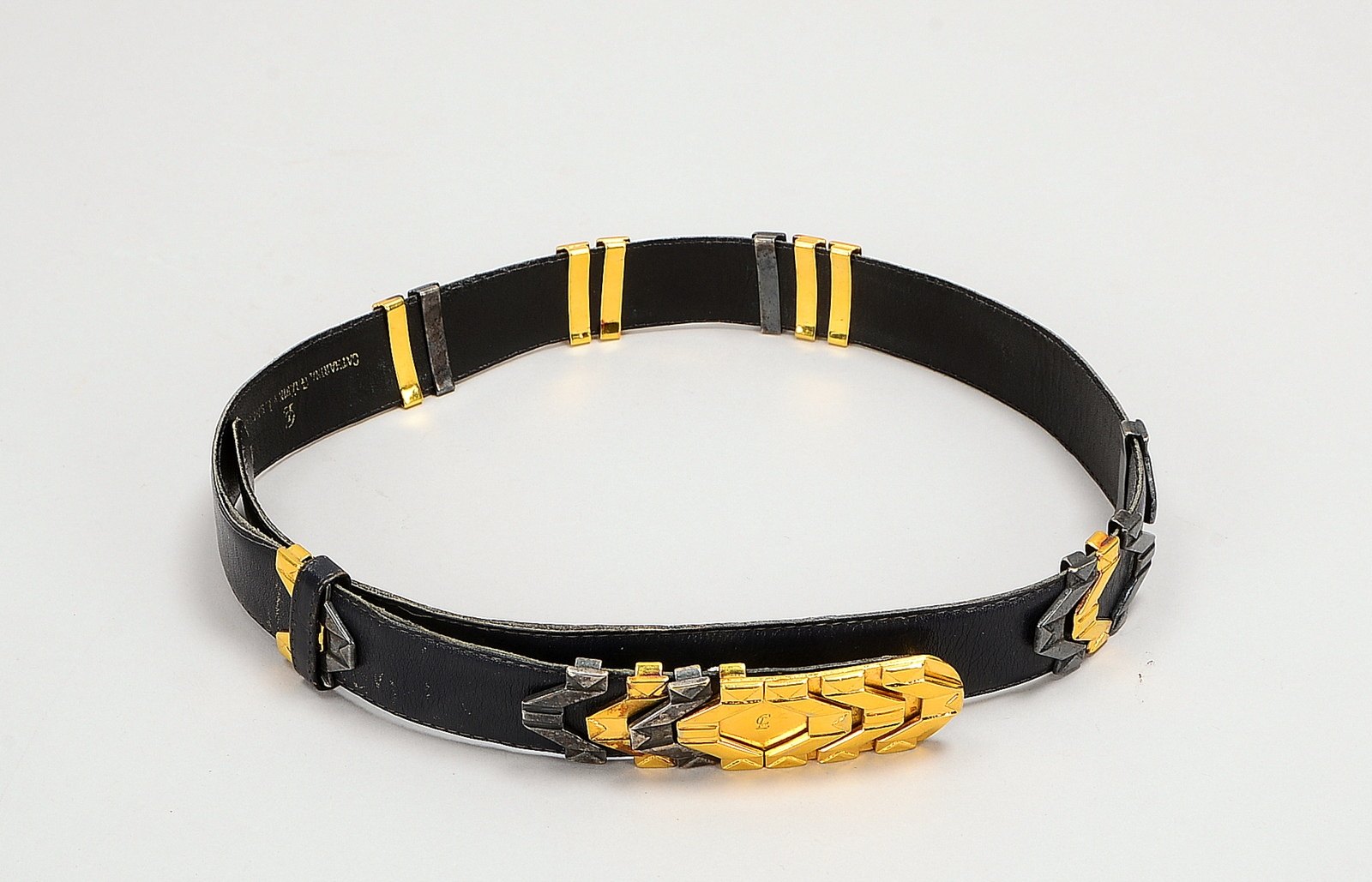 Gräfin von Lehndorff, Designer-Gürtel, schwarzes Leder, Metallbesatz vers./verg.