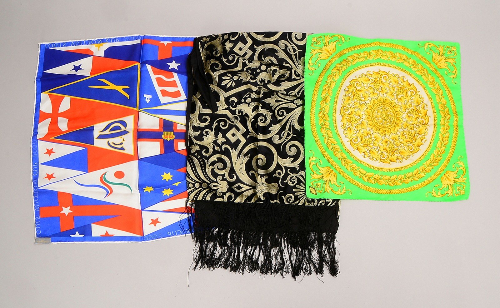 3 Designer-Halstücher/Schals, Seide: Gianni Versace, Versace, und Louis Vuitton