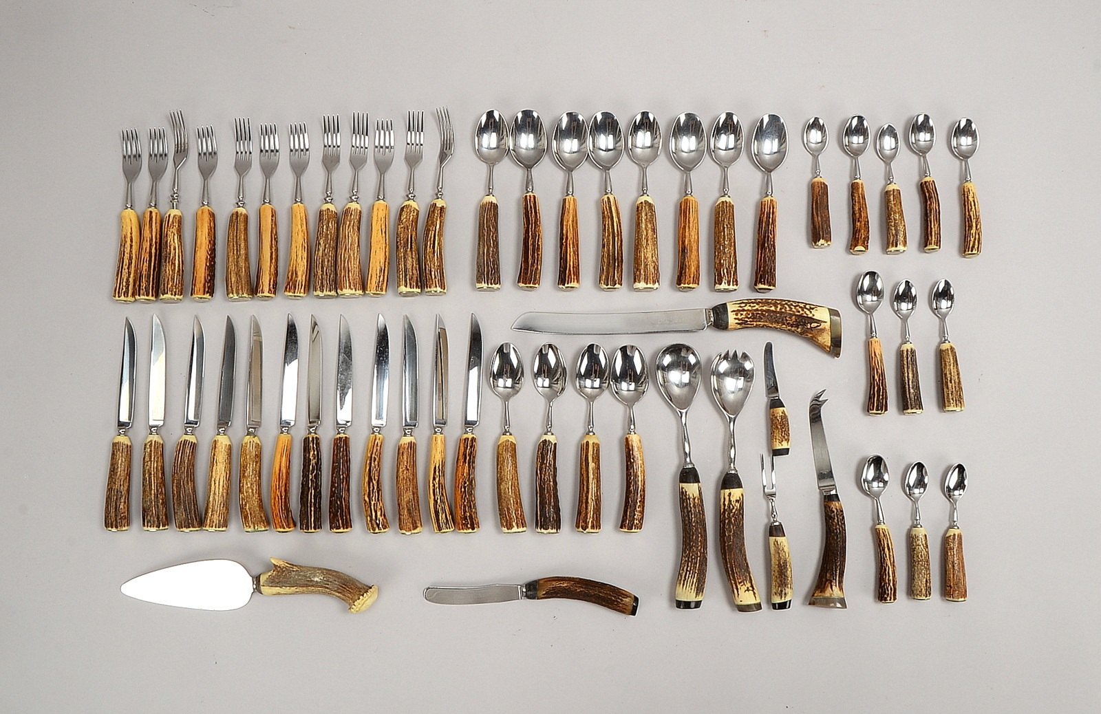Jagdbesteck, Teile mit Hirschhorn-Griffen und Abfassungskappen, für 12 Pers., 55-tlg.