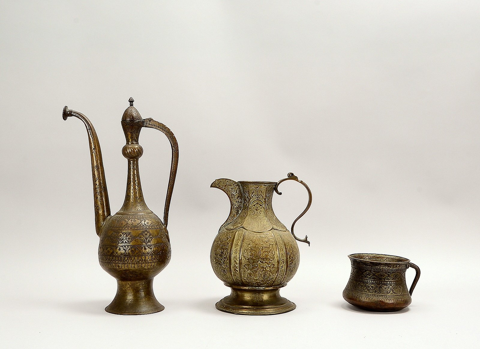 3 orientalische Gefäße, handgearbeitet, feine Ziselierungen: 2x Kannen, 1 Henkelgefäß