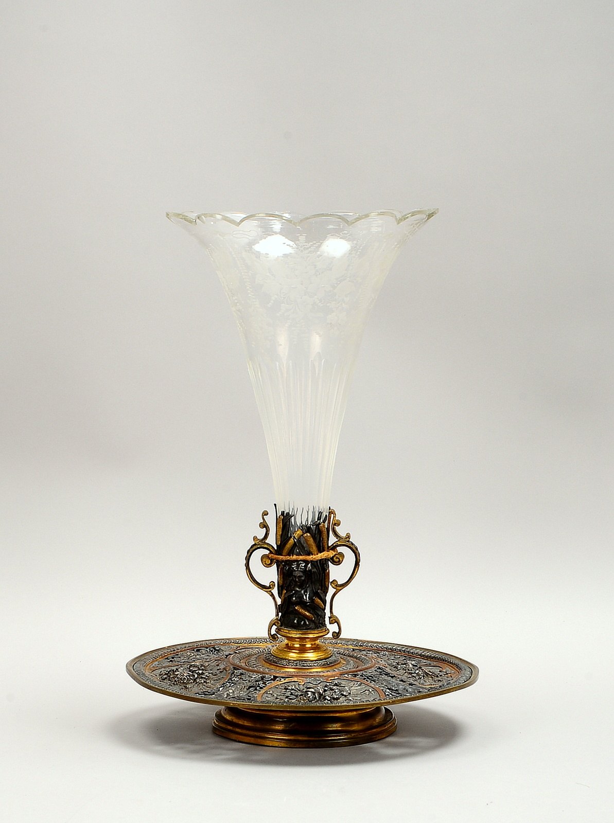 Tischaufsatz (Historismus), Kristallglas-Vase, Fuß aus Messing/Kupfer und Weißmetall