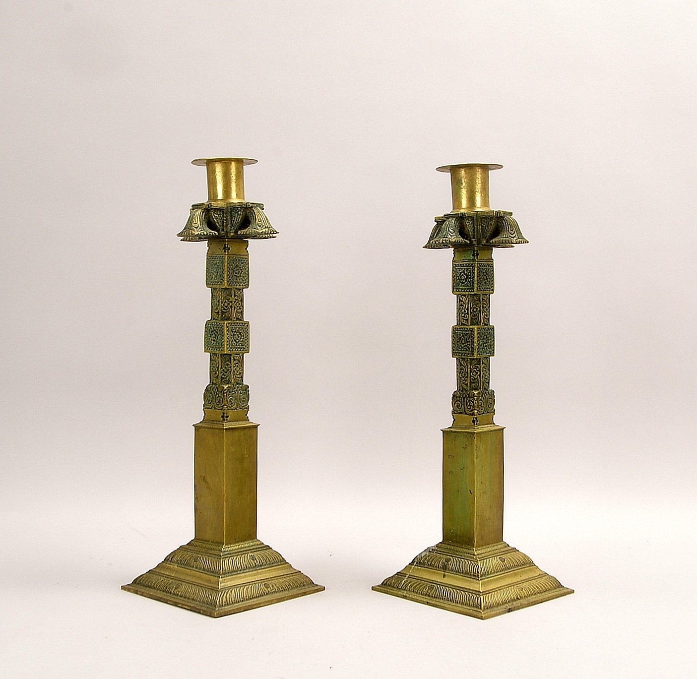 Paar Tischkerzenleuchter (orientalisch?), 1-fl., schwere Bronze, ornamentales Dekor