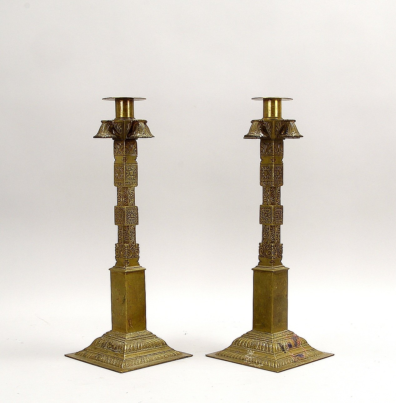Paar Tischkerzenleuchter (orientalisch?), 1-fl., schwere Bronze, ornamentales Dekor