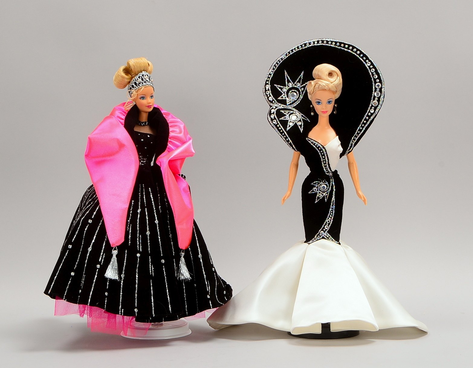 Mattel, 2 orig. Barbie-Puppen: 1x 'Jewel Essence', und 1x 'Happy Holidays' - auf Stand
