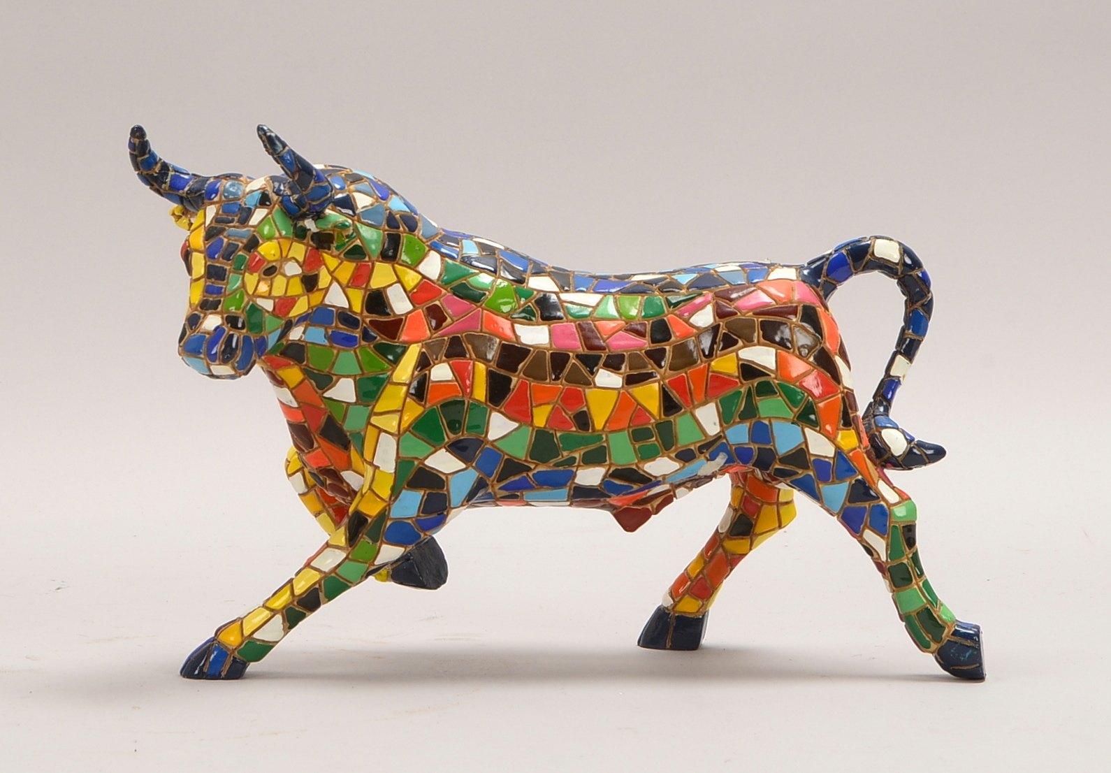 Keramikskulptur - feine Künstlerarbeit, 'Stier', Figur mit buntem Mosaikbesatz; Höhe 20 cm
