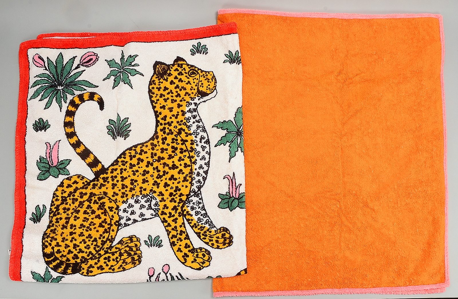 Hermès/Paris, 2 Designer-Badetücher, Frottee, jeweils mit Dekor; 1x Maße 93 x 146