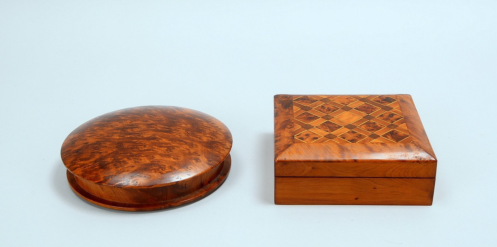 2 Deckelschatullen, Wurzelholz: quadratisch, Maße 15 x 15 cm, und rund, Ø 17,5 cm