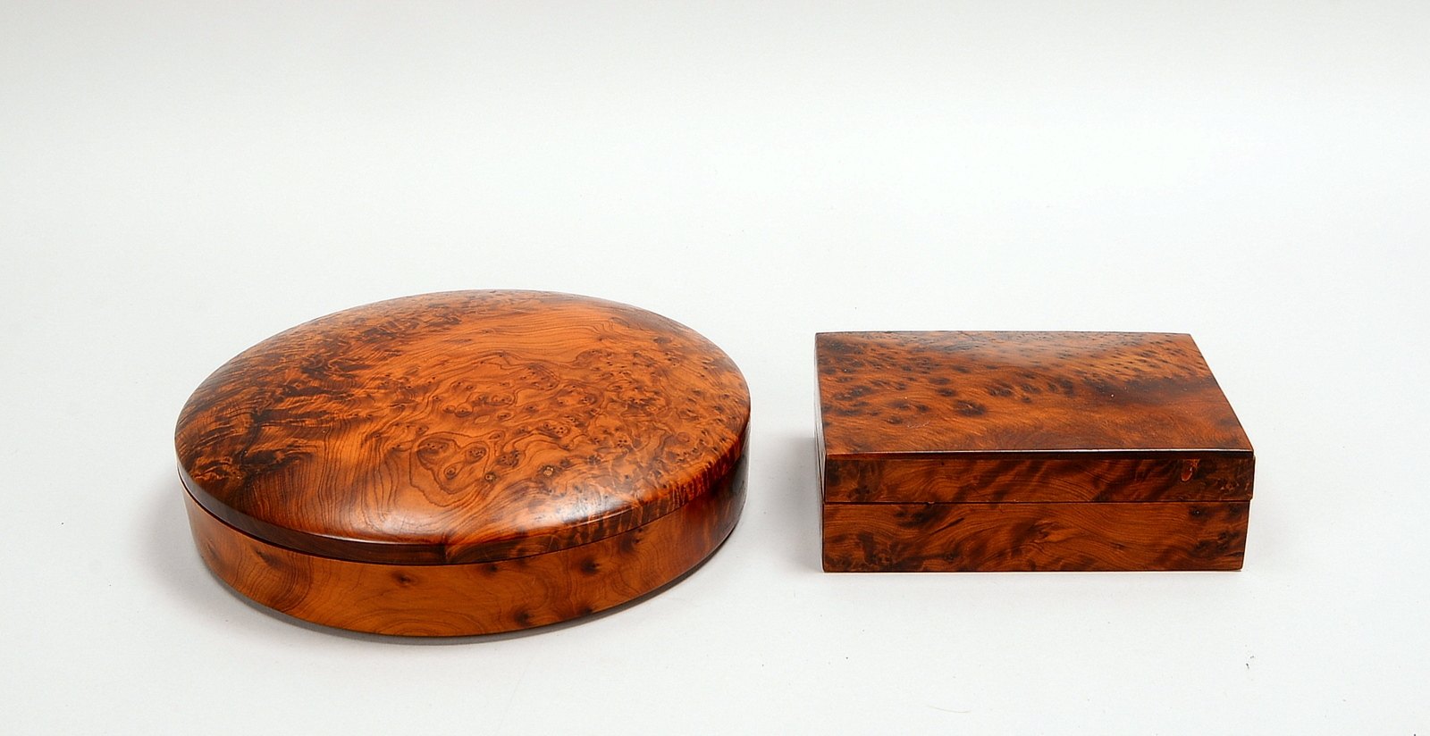 2 Deckelschatullen, Wurzelholz: quadratisch, Maße 16,5 x 12 cm, und rund, Ø 23,5 cm