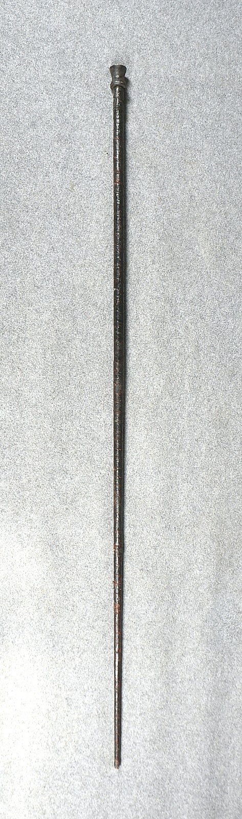 Altes Blasrohr (Amazonasgebiet, Südamerika), Holz lederummantelt; Länge 220 cm