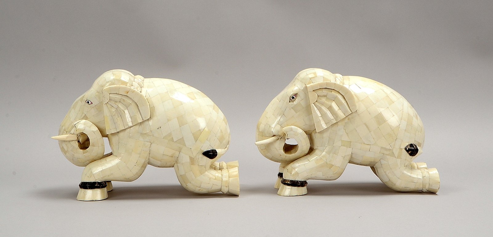 Paar dekorativer Skulpturen (Indien) 'Weiße Elefanten', Mosaikarbeit, Knochen