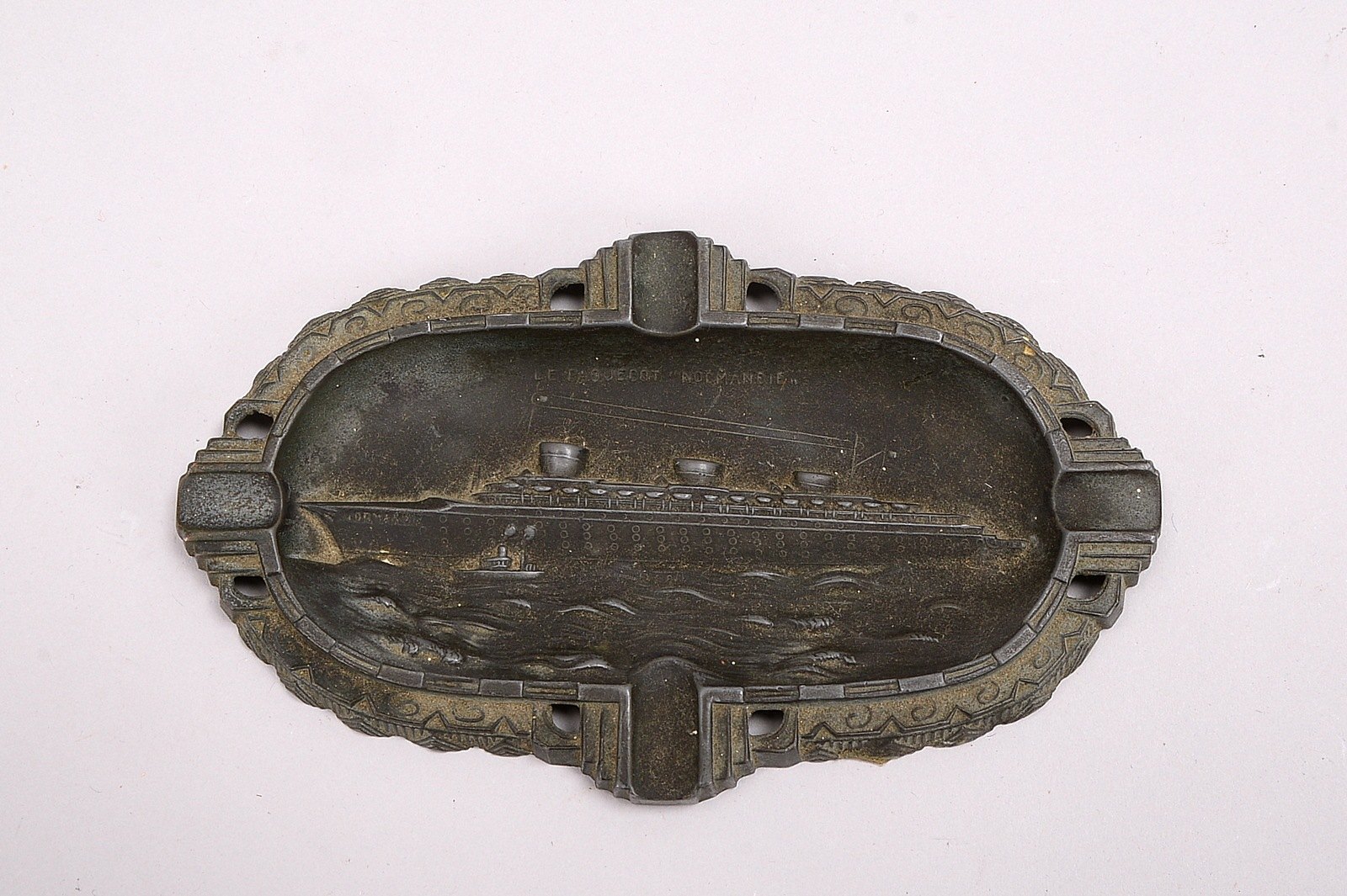 Tischascher (Art déco), Weißmetall, mit Reliefdekor, 'Le Paquebot, Normandie'