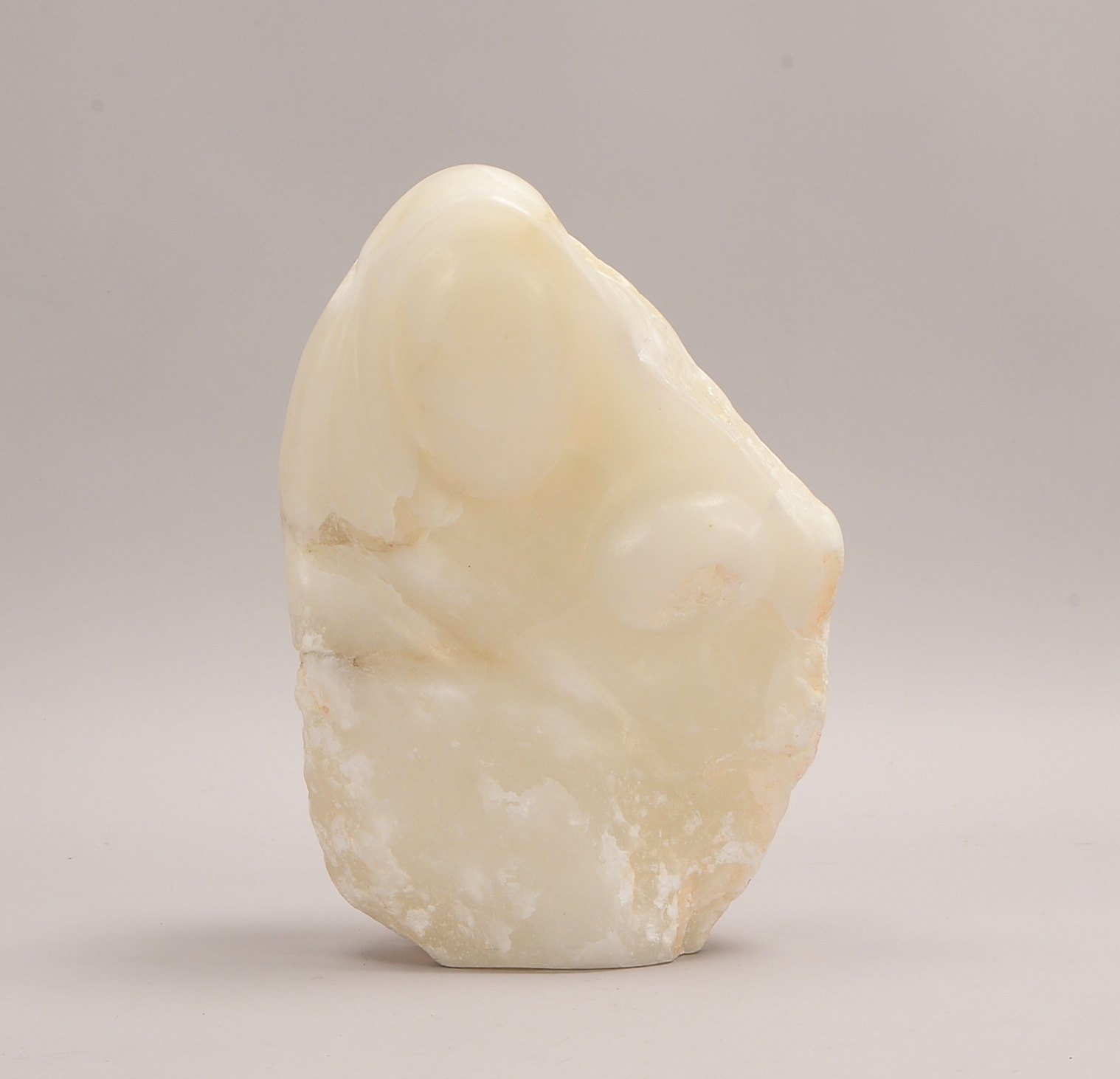 Monogrammist VM, Alabasterskulptur, 'Mutter mit Kind', verso monogrammiert; Höhe 32 cm