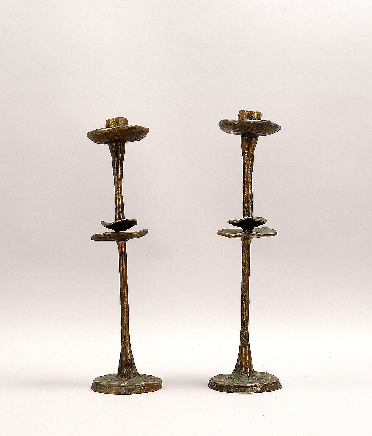 Paar Tischkerzenleuchter, Bronze, im Stand monogrammiert - schwere Ausf.!