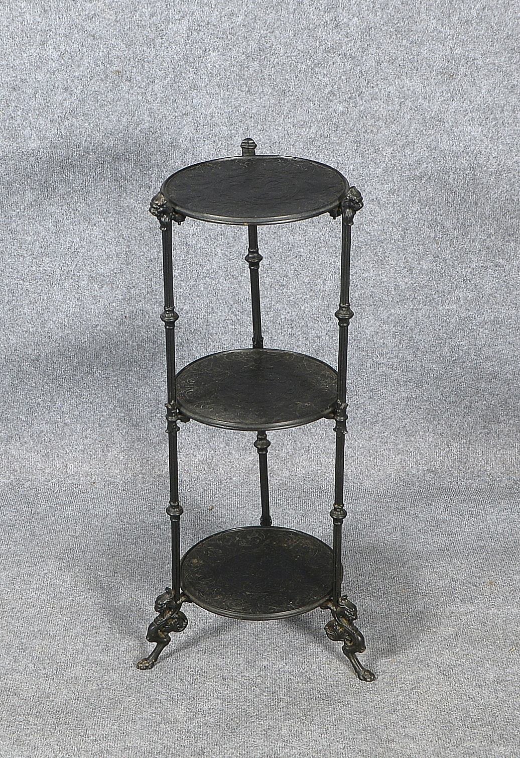 Étagère/Blumenständer, Eisenguss, 3x Ebenen, runde Platten/relief. Drachenmotiv