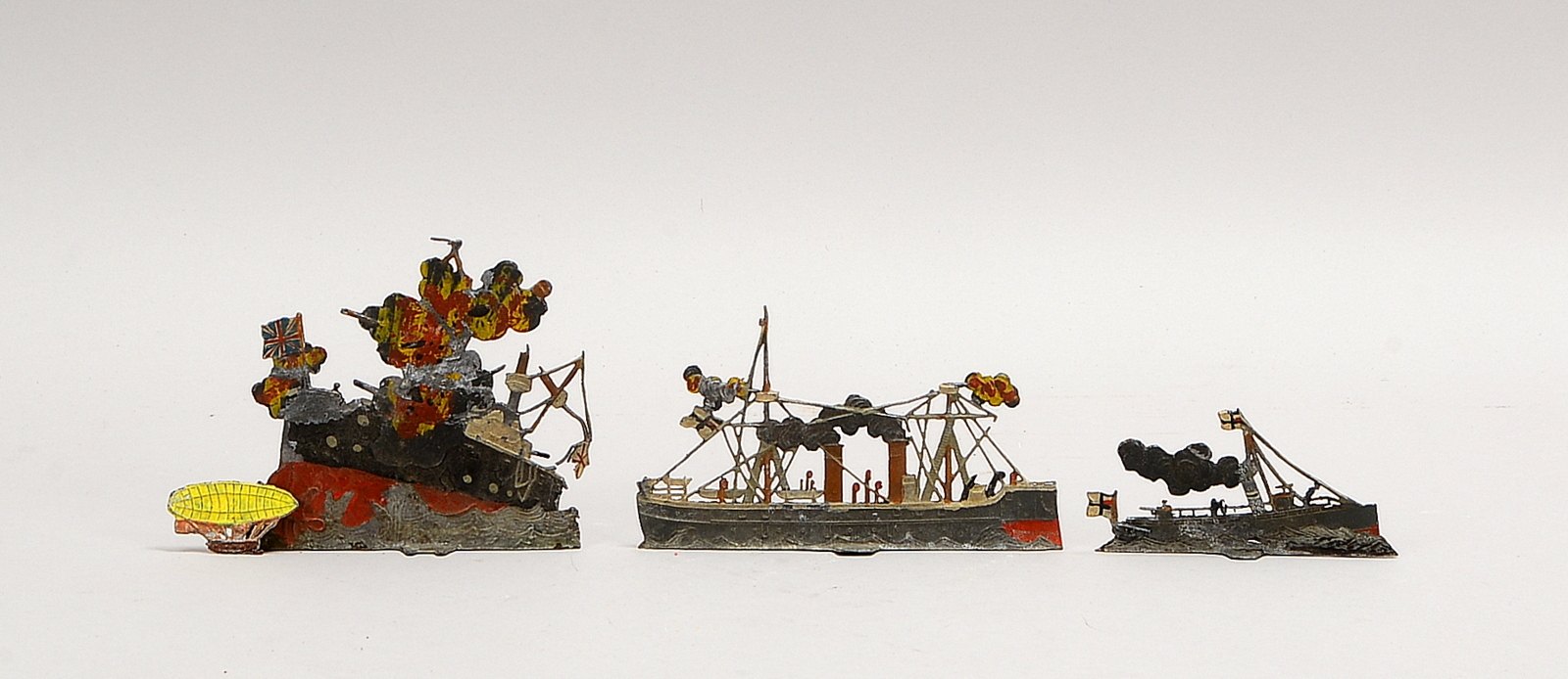 3x Miniatur-'Dampfschiffe', Zinn, Höhe 9,5 cm - Höhe 13 cm; und 'Heißluftballon'