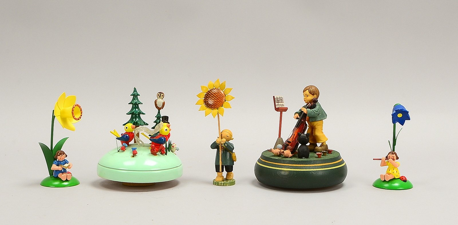 Erzgebirge-Konvolut: 2x Spieluhren/Spieldosen, 3x Holzfiguren 'Blumenkinder'