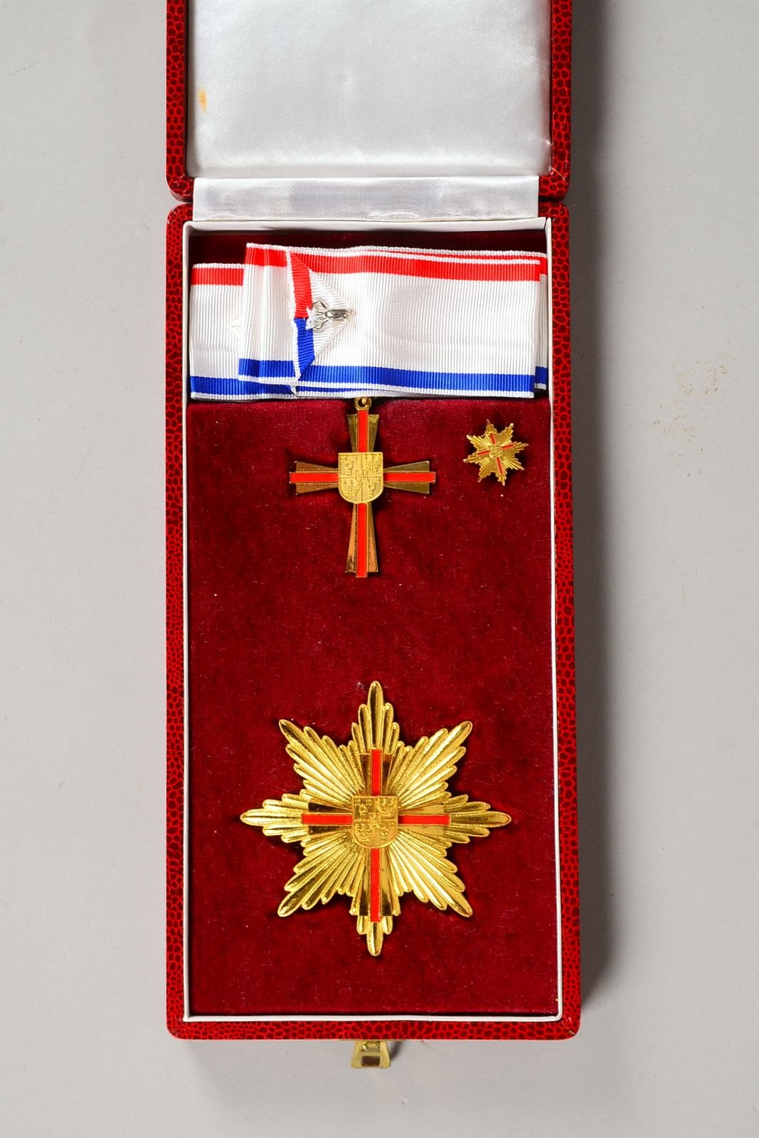 'Internat. Kreuzorden II. Kl.', mit Bruststern und Kleindekoration, im orig. Etui
