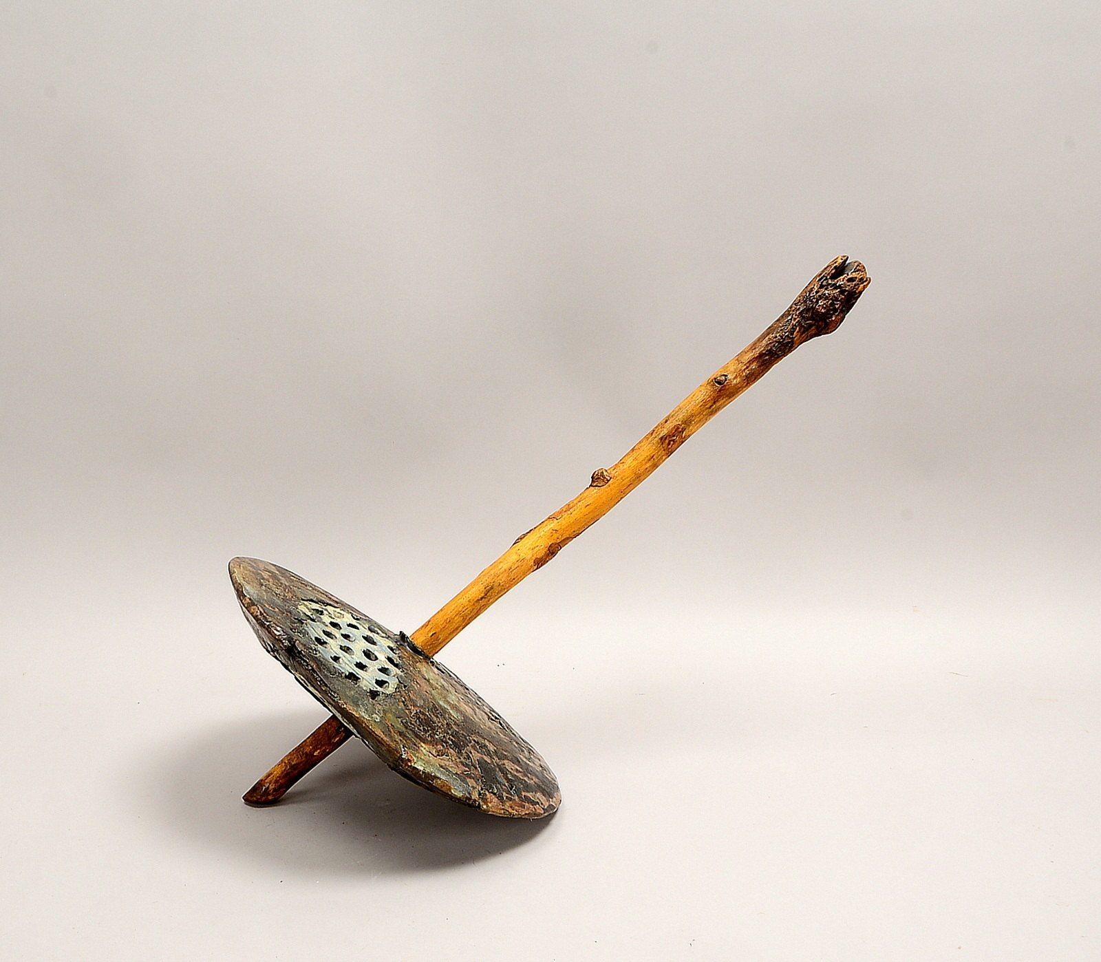 Skulpturales Kunstobjekt, 'Kreisel', Keramik und Holz/Eisen, polychrome Glasur