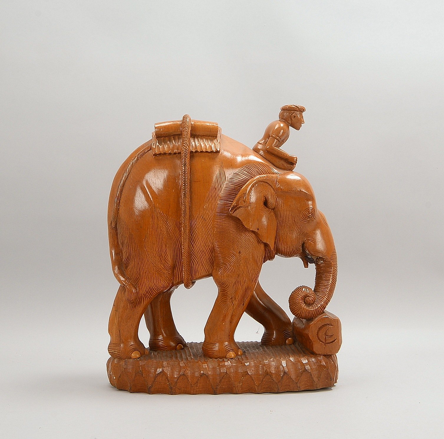 Große dekorative Holzskulptur, 'Elefant mit Mahut', polychrom gefasst; Höhe 56 cm