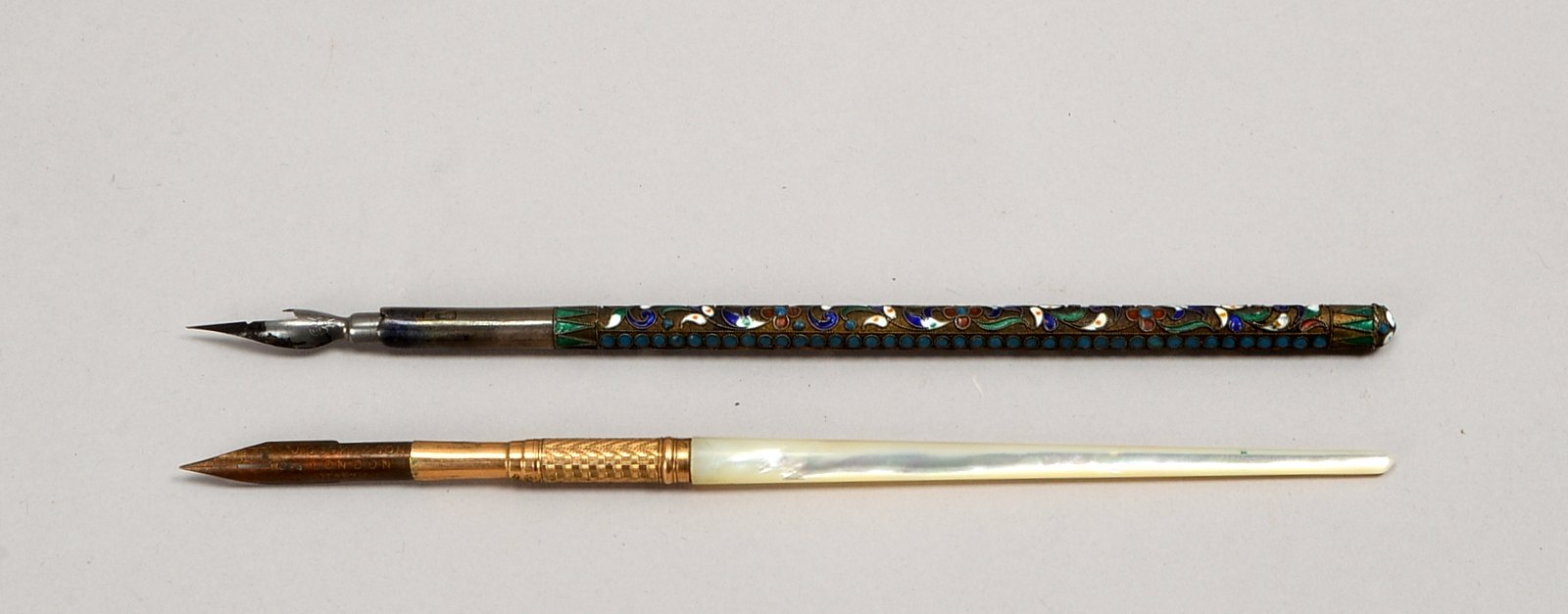 2 Federhalter: 1x England, Perlmutt-Griff, 1x Russland, 84 Zolotniki/Emaille; Länge 19 cm