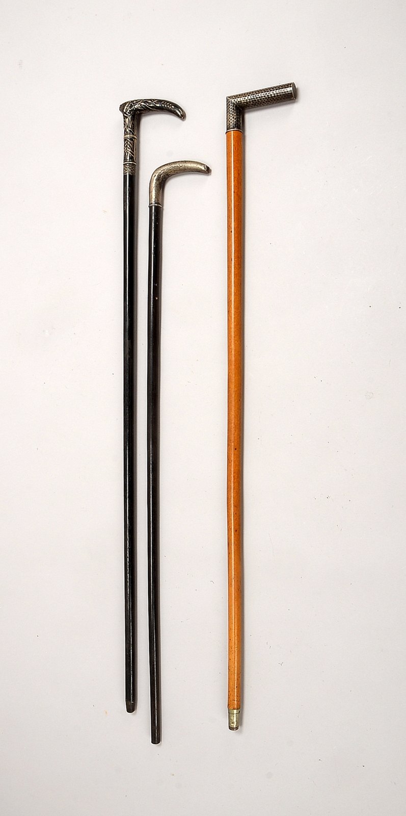 3 Sammler-Gehstöcke, Holz, versch. Ausf., mit Silbergriff; Länge 86 - Länge 92,5 cm