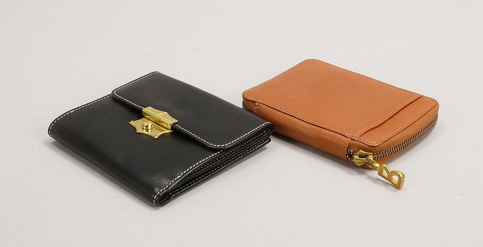 2 Geldbörsen: Bogner, braun; Maße 13 x 10 cm; Goldpfeil, schw. Leder, Maße 11 x 12 cm