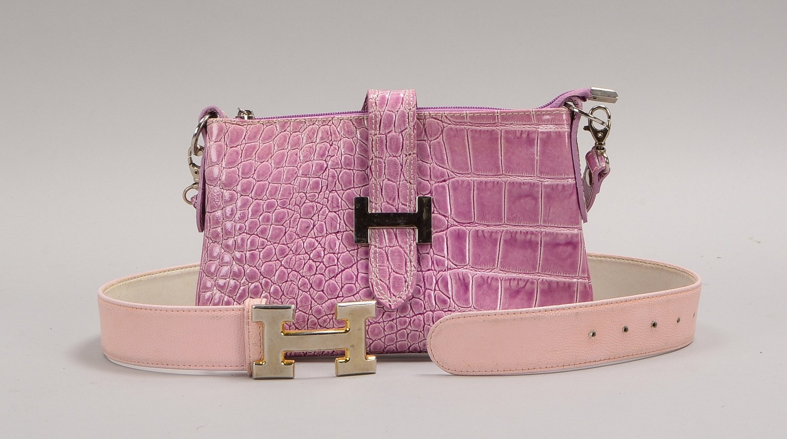 Kl. Handtasche ('H'/Italien), Krokoleder-Optik; und Gürtel, gepr. Leder, Länge 80 cm