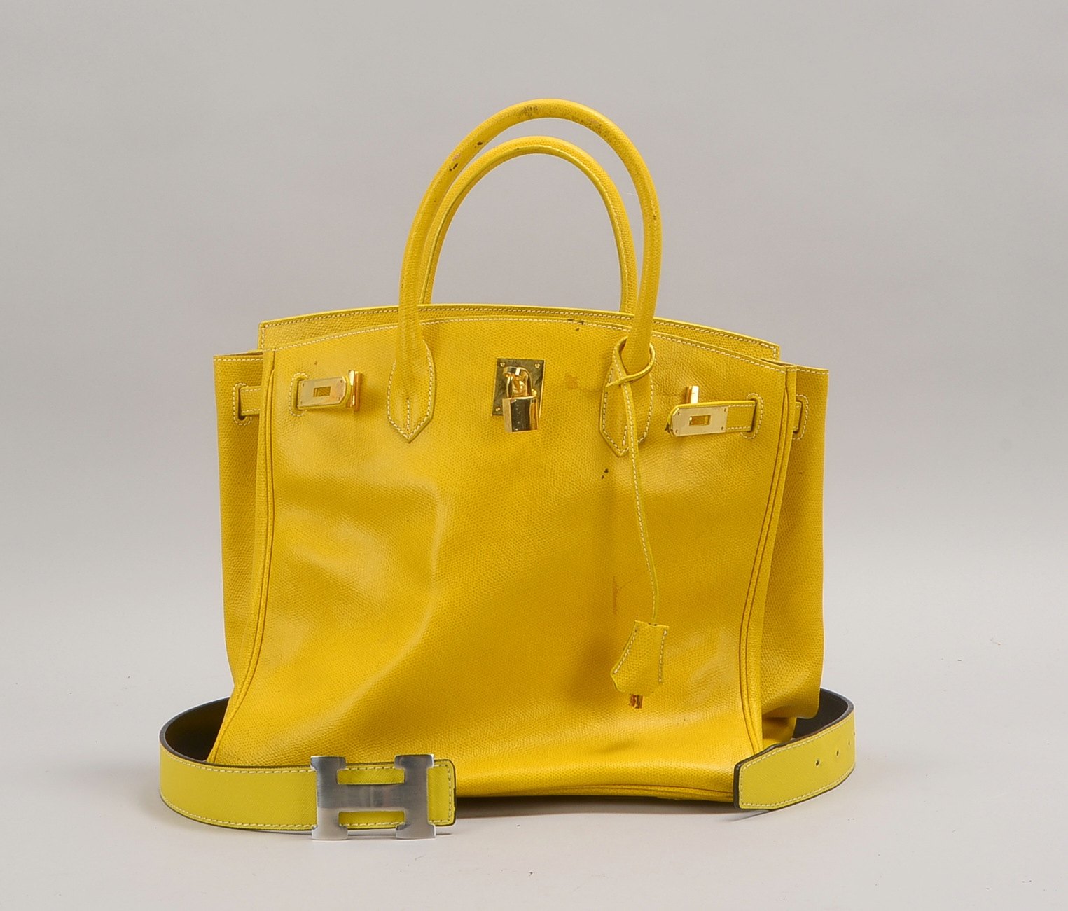 2 Leder-Accessoires ('H'/Italien): gelbes Leder, Maße 33 x 28 cm; und Gürtel, Länge 100 cm