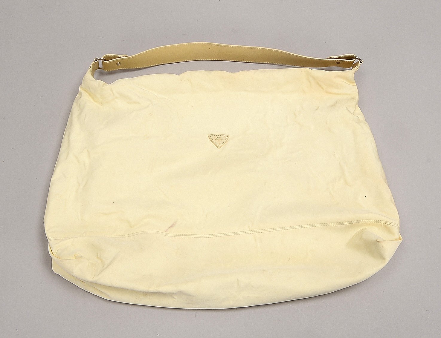 Joop-Schultertasche, cremef. Außenbezug, Leder-Schulterriemen; Maße 50 x 30 cm