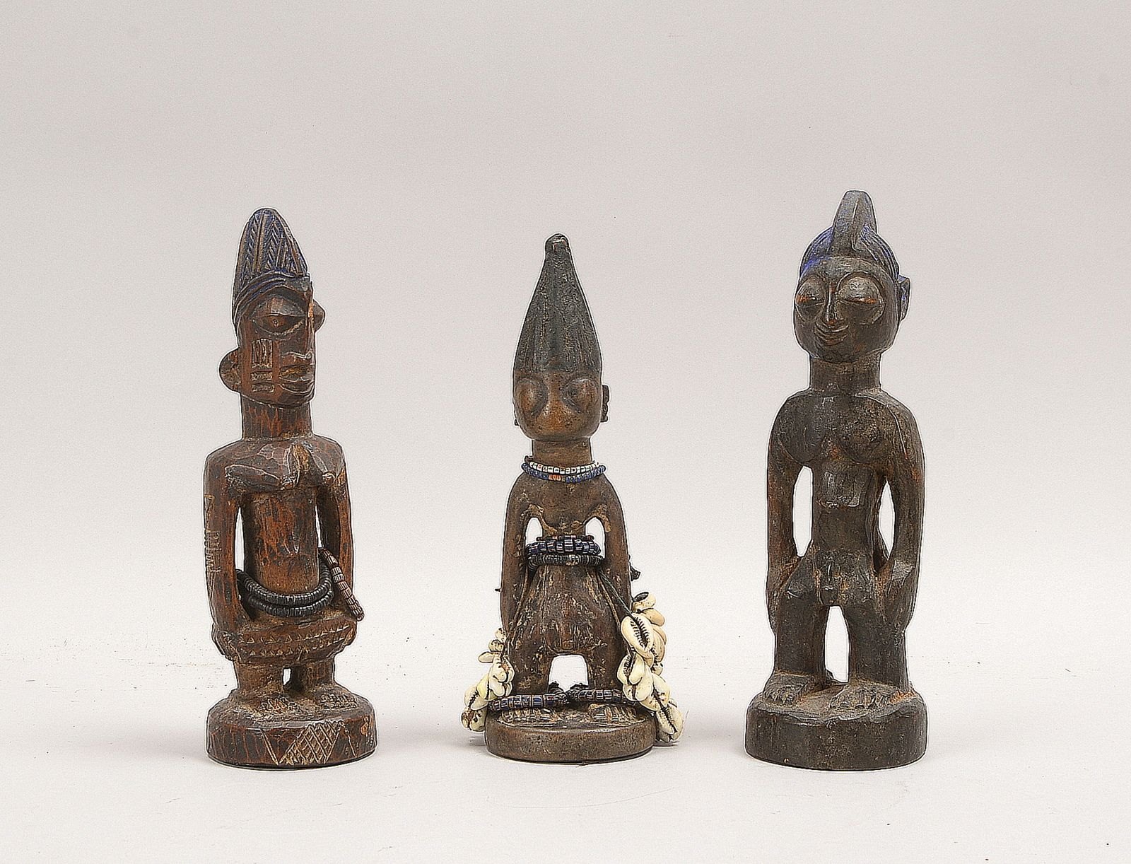 3 Ahnenfig., männl. 'Ibeji'-Zwillingsfig., Holz geschn., Perlen-/Messingschmuck