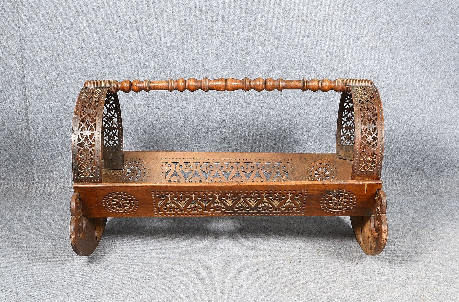 Antike Babywiege (Umkreis Syrien, 19. Jh.), Holz, mit Alterspatina; Länge 101 cm