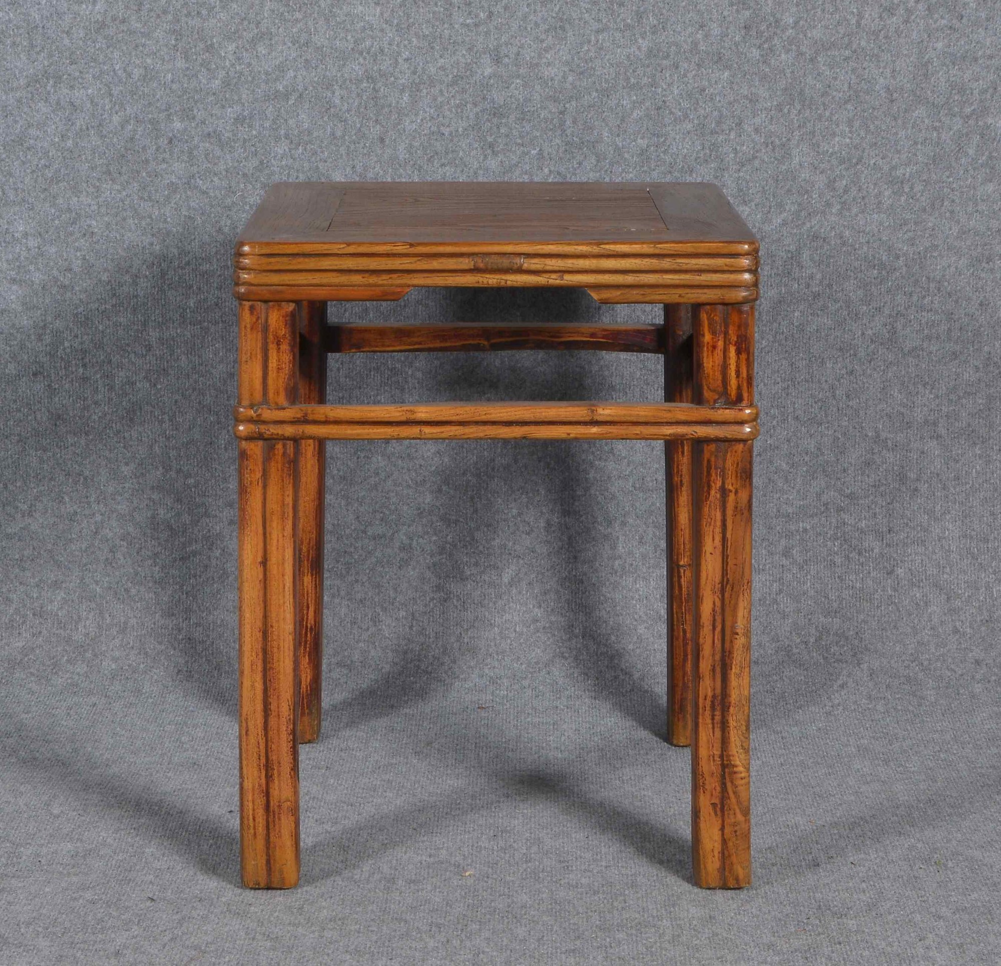 Beistelltisch, Ulmenholz, quadrat. Deckplatte; Höhe 54 cm, Breite 41 cm, Tiefe 40 cm