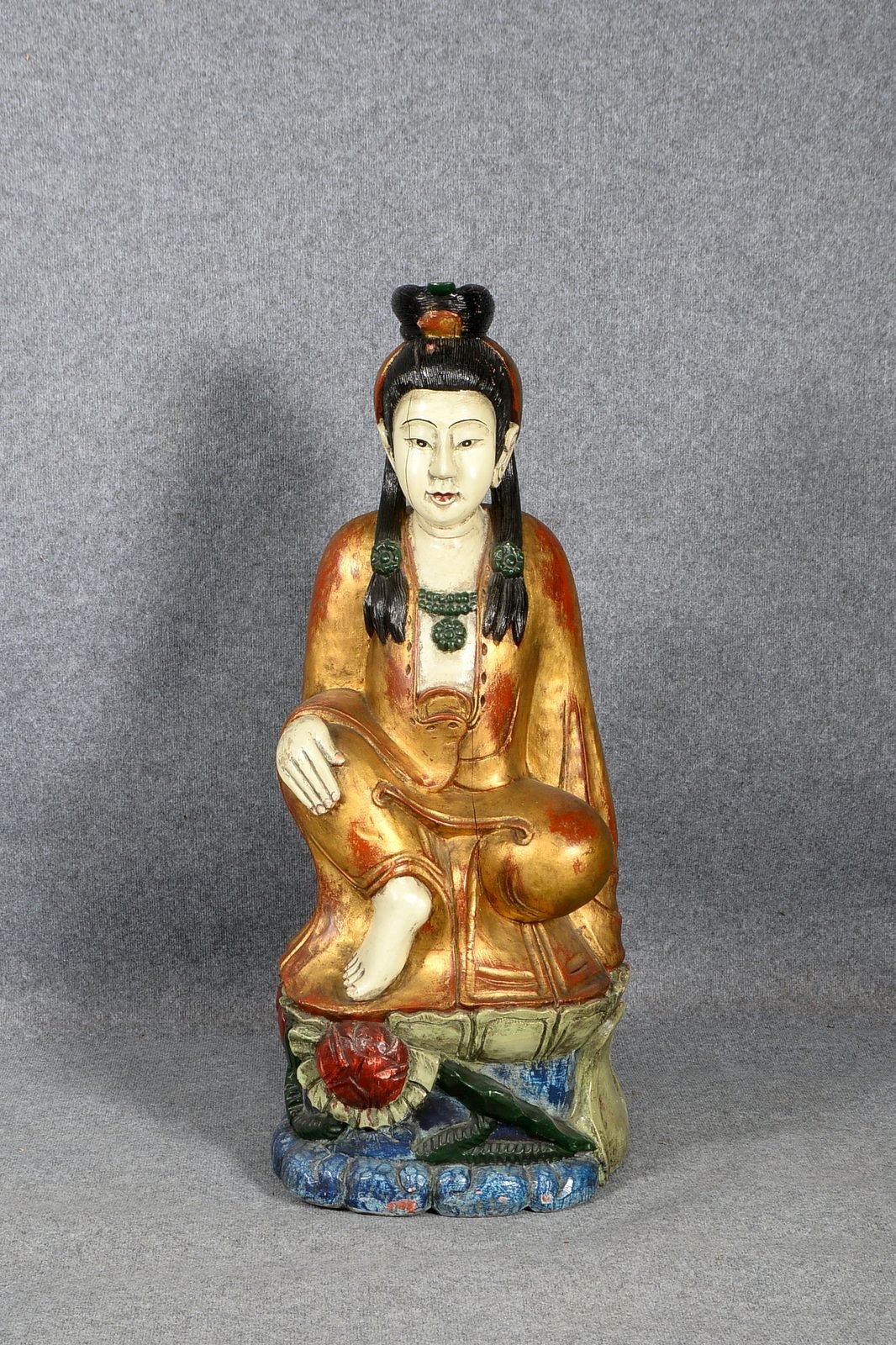Große Holzskulptur (China), 'Guanyin' - auf Lotussockel, farbig gefasst; Höhe 108 cm